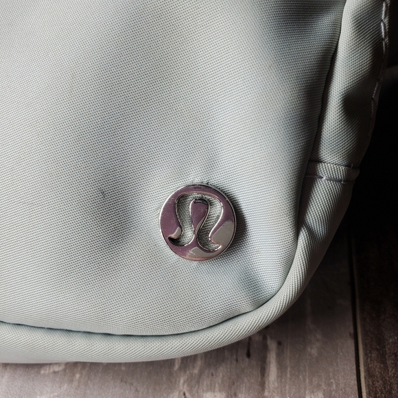 lululemon athletica everywhere belt bag silver drop one size guc - Picture 12 of 16